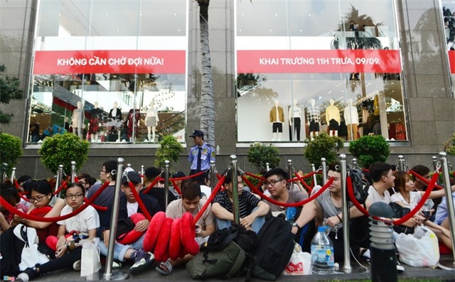 Vì sao người Việt mua áo ‘made in Vietnam’ 300.000 đồng chê đắt nhưng đội nắng 15 tiếng mua áo H&M 700.000 đồng vẫn khen rẻ ? - Ảnh 3.