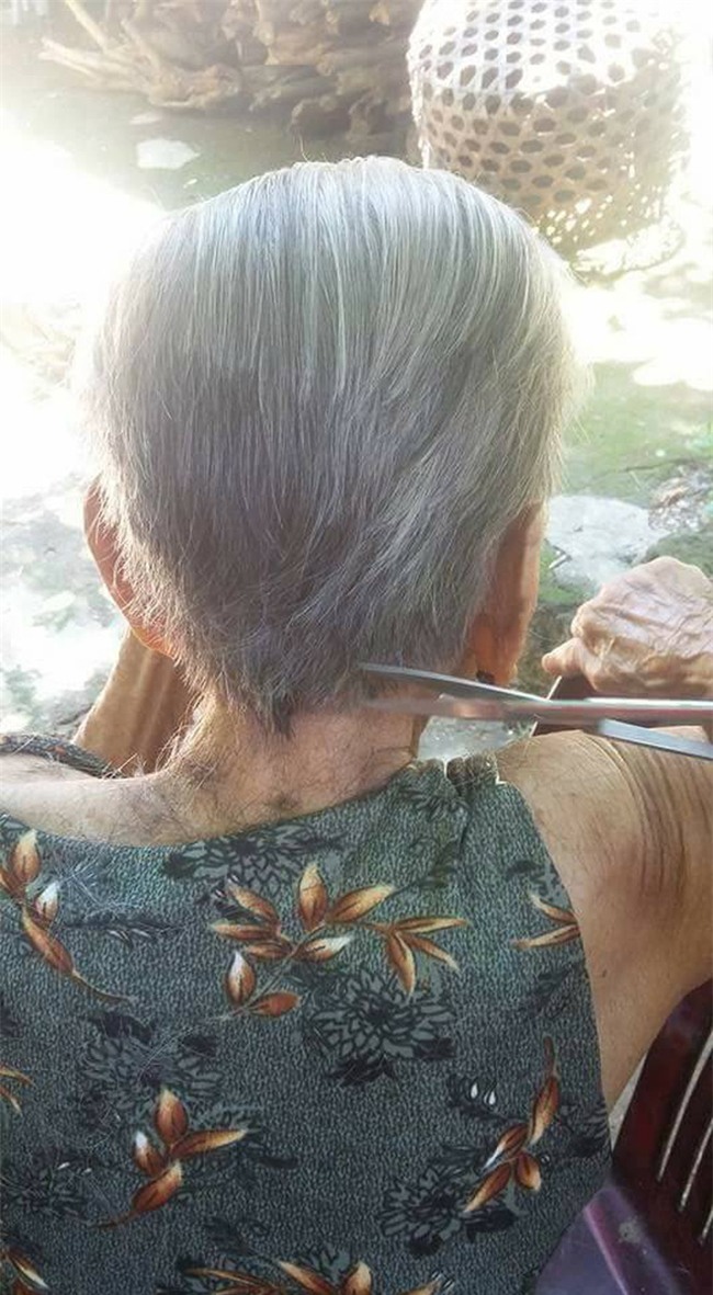 Chuyện tình 70 năm đẹp như giấc mơ của cụ ông trong bức hình tự tay cắt tóc cho vợ - Ảnh 2.