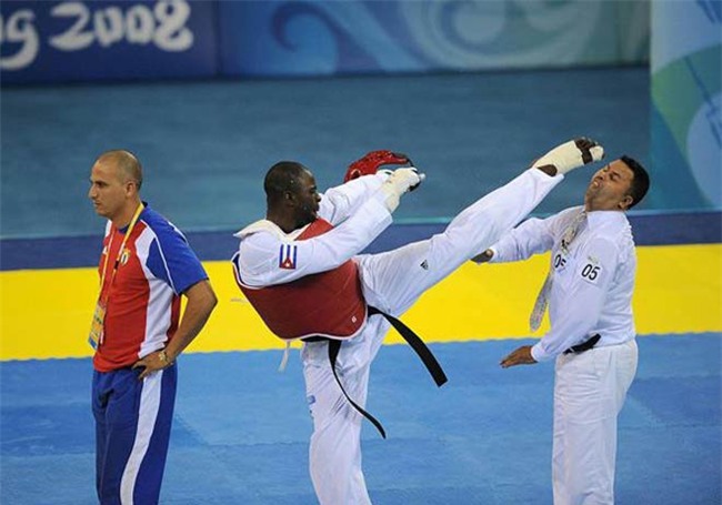 Đấm trọng tài ăn 10 thẻ đỏ, cấm 10 năm: Chưa là gì so với SAO MU - 2