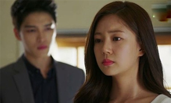 "em a, ra khoi gam giuong mac quan ao vao di, con gai em dang o day day!" - 1