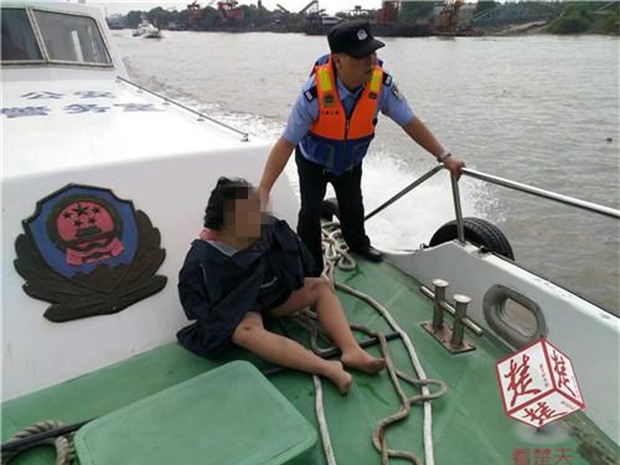 Vừa nhảy sông tự tử, cô gái liền hối hận và sống sót như kì tích nhờ nỗ lực cố nổi khi lênh đênh suốt 40km - Ảnh 1.