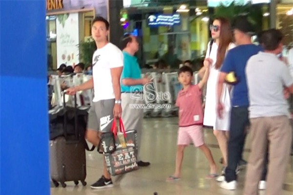 Những hình ảnh quấn quýt không rời của Hà Hồ, Kim Lý dù luôn phủ nhận yêu đương - Ảnh 1.