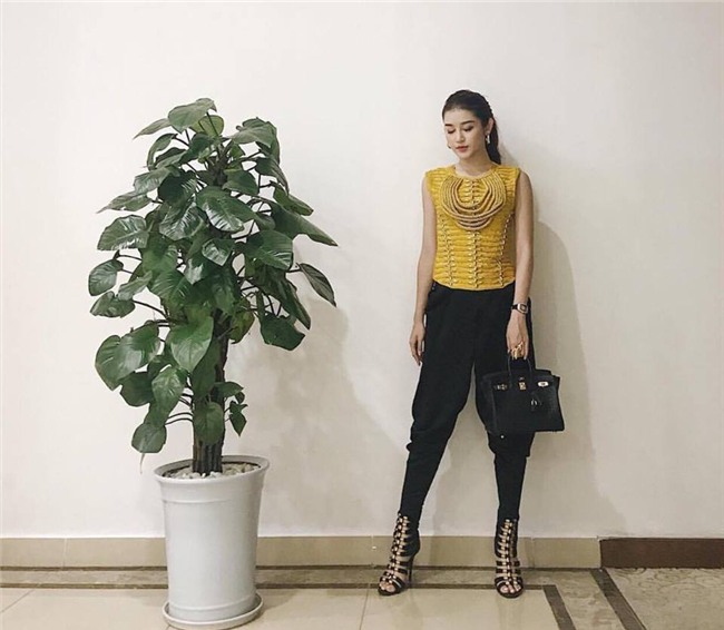 Cứ đen - trắng mà diện, street style của Kỳ Duyên vươn lên top sao mặc đẹp nhất tuần này-1