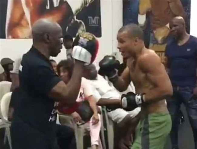 Boxing: Độc cô cầu bại Floyd Mayweather giải nghệ, làm thầy dạy võ? - Ảnh 2.