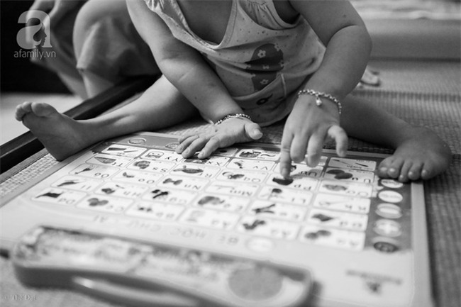 Một ngày của cô bé 4 tuổi không được đến trường, sống sót nhờ những chiếc băng vệ sinh và bao cao su - Ảnh 3.