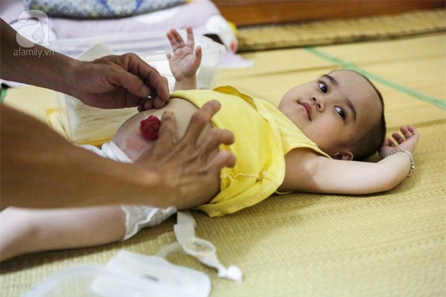 Một ngày của cô bé 4 tuổi không được đến trường, sống sót nhờ những chiếc băng vệ sinh và bao cao su - Ảnh 4.