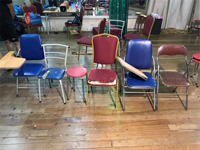 Can canh lop hoc vo Xuan Bac to sinh vien phai ngoi 'ghe phe thai' hinh anh 8