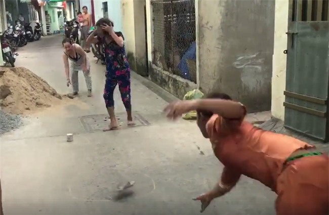 Clip cực dễ thương: "Hội chị em" xóm lao động miền Tây hồn nhiên chơi tạt lon, ai thua cõng người thắng chạy vòng quanh - Ảnh 2.