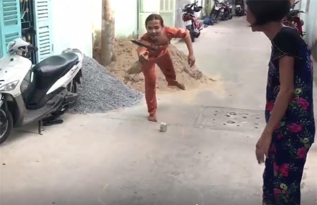 Clip cực dễ thương: "Hội chị em" xóm lao động miền Tây hồn nhiên chơi tạt lon, ai thua cõng người thắng chạy vòng quanh - Ảnh 2.