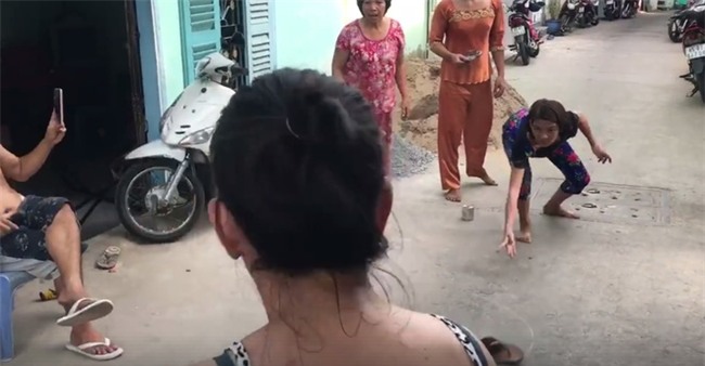 Clip cực dễ thương: "Hội chị em" xóm lao động miền Tây hồn nhiên chơi tạt lon, ai thua cõng người thắng chạy vòng quanh - Ảnh 2.