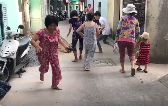 Clip cực dễ thương: "Hội chị em" xóm lao động miền Tây hồn nhiên chơi tạt lon, ai thua cõng người thắng chạy vòng quanh - Ảnh 2.