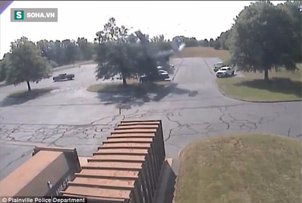 80 tuổi vẫn lái máy bay, cụ ông thoát chết ngoạn mục - Ảnh 1.