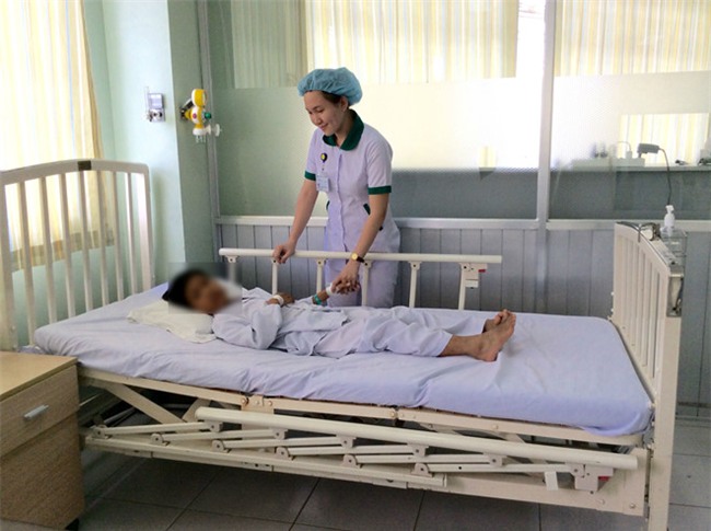Cau be bi tao bon 4 ngay vi nuot hon 70 gram hat so ri hinh anh 1
