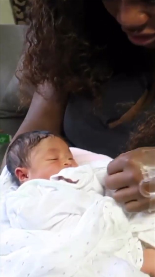 Serena Williams xúc động lần đầu khoe ảnh con gái mới chào đời - Ảnh 1.