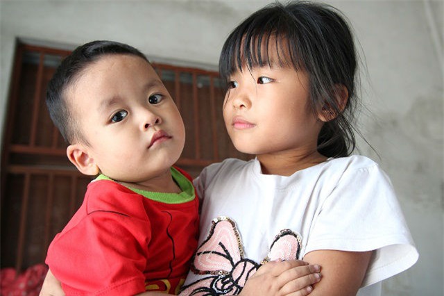 lao xuong ao cuu con trai 5 tuoi, hai me con cung chet de lai 4 dua tre mo coi - 2