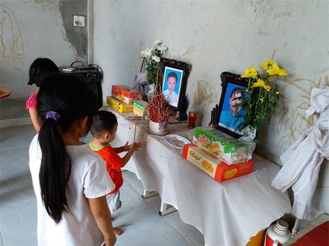 lao xuong ao cuu con trai 5 tuoi, hai me con cung chet de lai 4 dua tre mo coi - 3