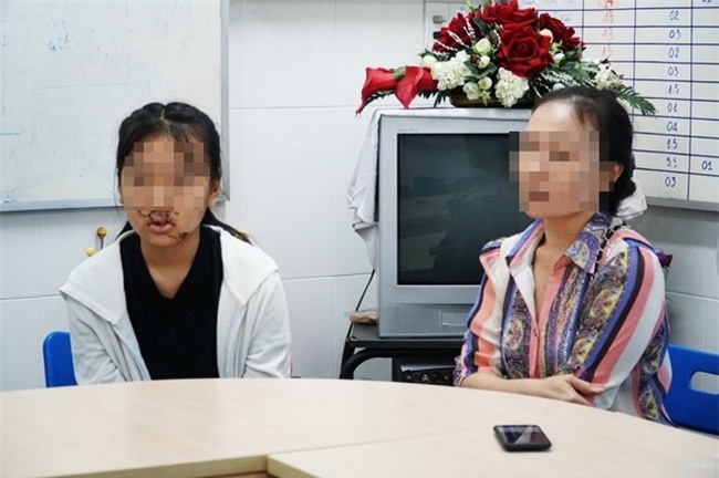 Ngã vào kính trường học trong ngày hành kinh, bé gái 11 tuổi bị huỷ hoại khuôn mặt nặng nề - Ảnh 8.