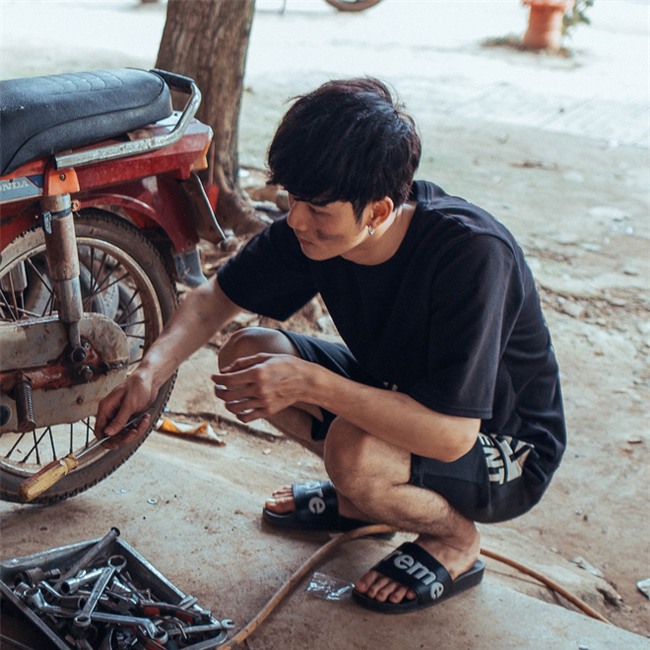 Sự thật về anh chàng sửa xe máy điển trai ở Đắk Lắk được dân mạng tìm kiếm  - Ảnh 1.