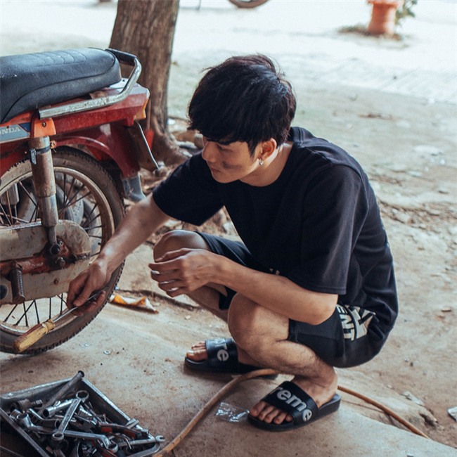 Sự thật về anh chàng sửa xe máy điển trai ở Đắk Lắk được dân mạng tìm kiếm - Ảnh 1.
