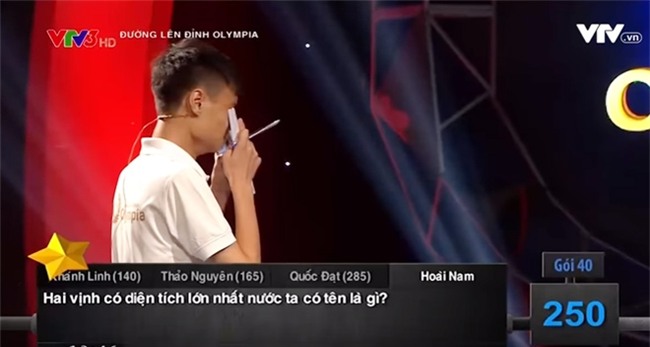 quan quan olympia bi “nem da” vi khoc nhu mua khi gianh chien thang hinh anh 2