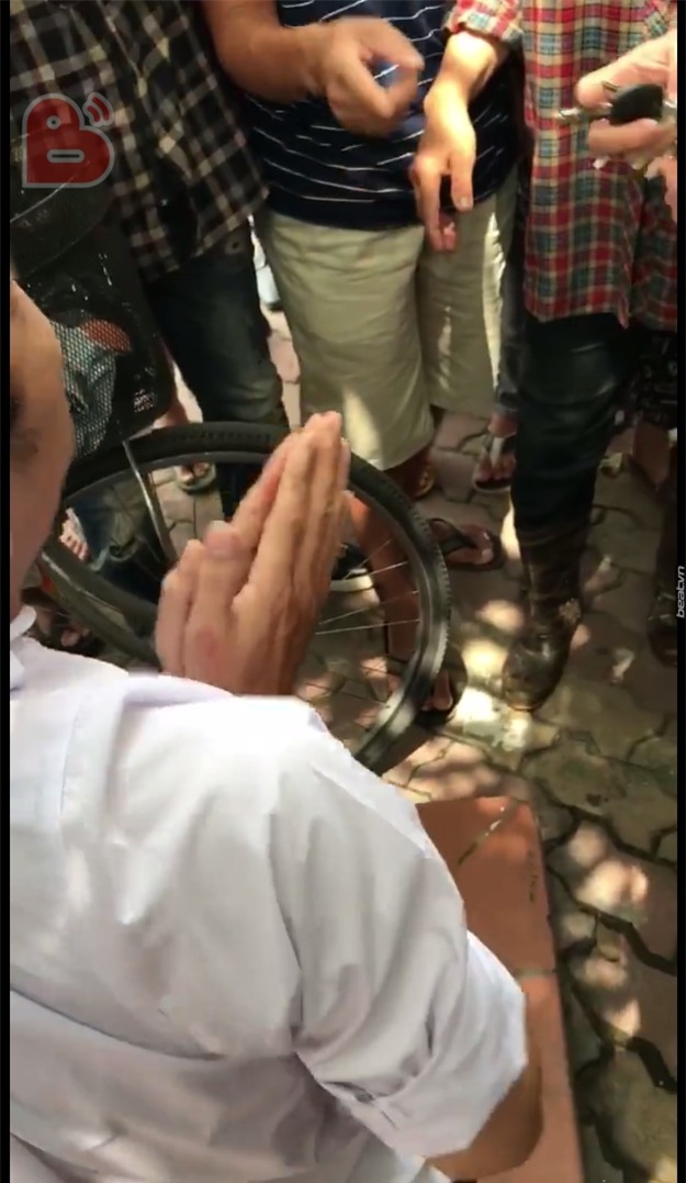 Nghi vợ ngoại tình, chồng đòi kiểm tra điện thoại thì bị vợ hô cướp để mọi người đánh - Ảnh 2.