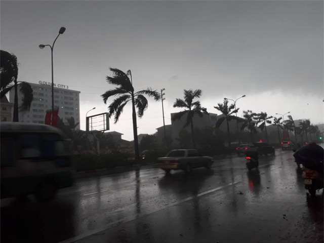 cap nhat tin moi bao so 10: nghe an troi toi sam, mua to kem gio loc cuc manh - 1