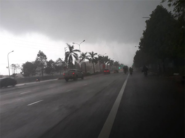 cap nhat tin moi bao so 10: nghe an troi toi sam, mua to kem gio loc cuc manh - 2