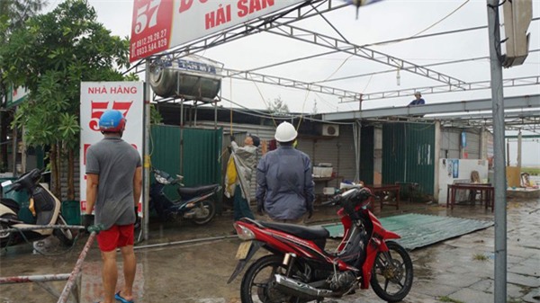 cap nhat tin moi bao so 10: nghe an troi toi sam, mua to kem gio loc cuc manh - 5