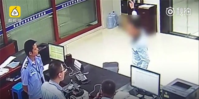 khong muon nop tien luong cho vo, chong xong thang den don canh sat gia vo bi cuop - 1