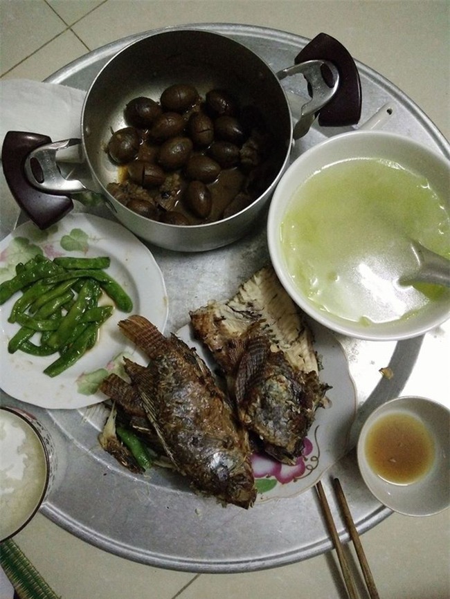 Kỷ niệm 1 năm ngày cưới, vợ than thở bị bỏ rơi một mình một mâm cơm, chị em người xót kẻ chê - Ảnh 2.