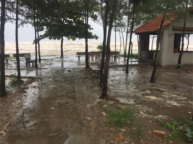 dien bien bao so 10: nghe an nuoc bien dang cao bat thuong, dan lo nha cua bi cuon troi - 1