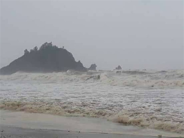 dien bien bao so 10: nghe an nuoc bien dang cao bat thuong, dan lo nha cua bi cuon troi - 4