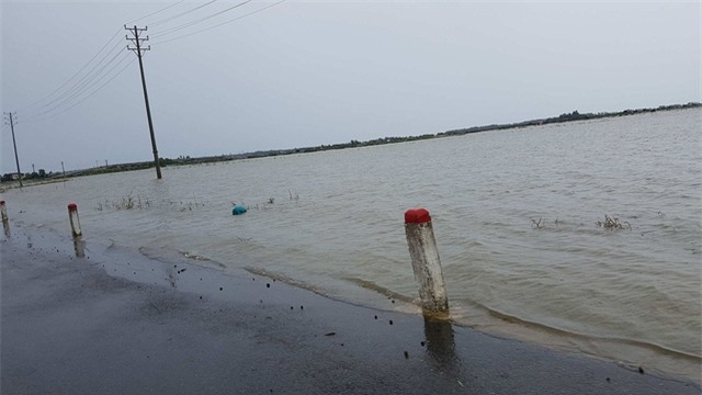 Nước tràn cả mặt đường quốc lộ 49 tại Huế (ảnh: Đại Dương).