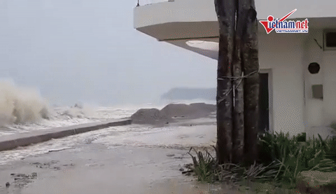 Những hình ảnh kinh hoàng khi bão số 10 đổ bộ vào miền Trung-2