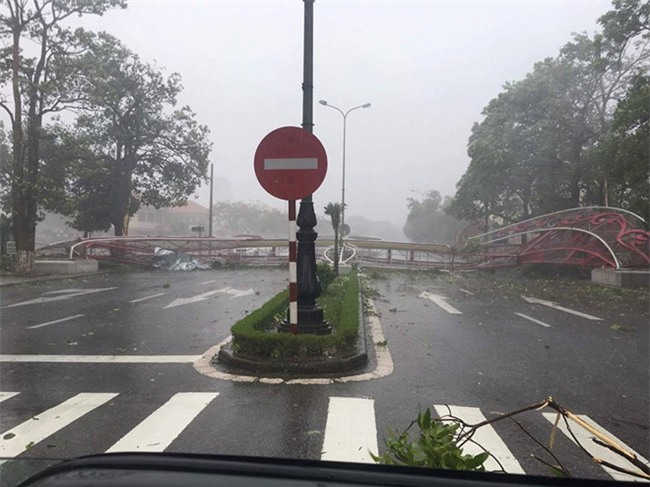 Những hình ảnh kinh hoàng khi bão số 10 đổ bộ vào miền Trung-7