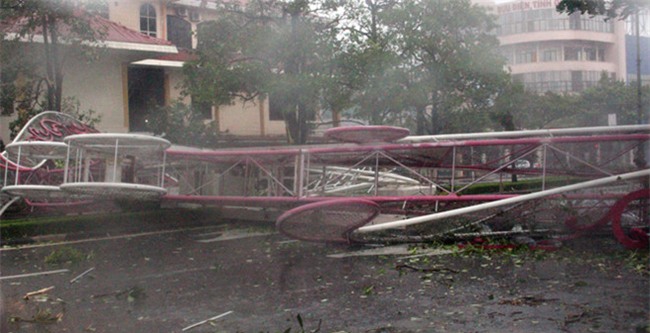 Những hình ảnh kinh hoàng khi bão số 10 đổ bộ vào miền Trung-8