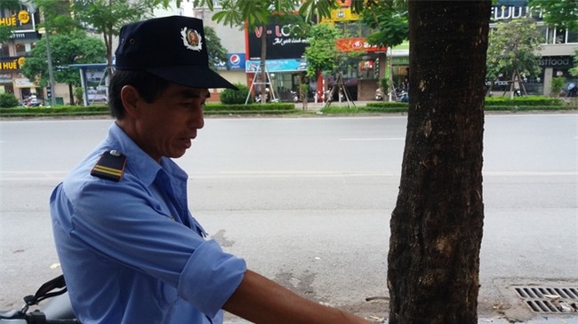 Lời kể người chứng kiến vụ vợ hô cướp, chồng bị dân truy đuổi đánh gãy răng gây náo loạn ở Hà Nội - Ảnh 4.