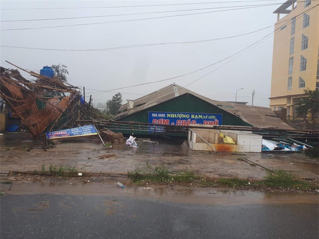  Thị trấn biển Thiên Cầm tan tác sau bão (Ảnh: Văn Dũng) 
