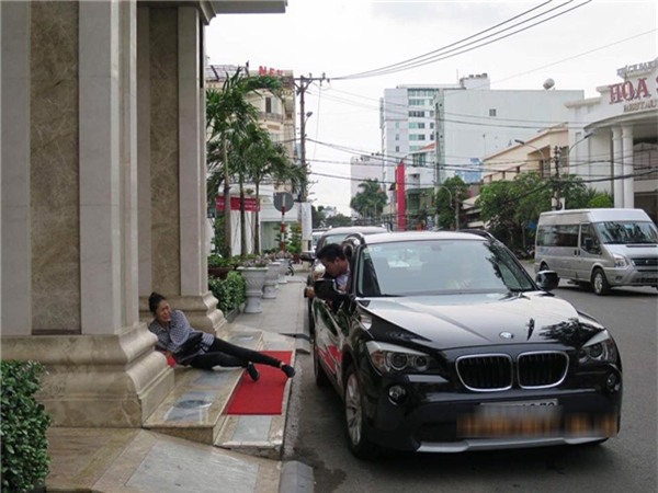 Lê Phương đang đảm nhận vai diễn về một cô gái bị người đàn ông mình yêu thương vứt bỏ. Cô ra sức níu kéo nhưng bị từ chối. - Tin sao Viet - Tin tuc sao Viet - Scandal sao Viet - Tin tuc cua Sao - Tin cua Sao