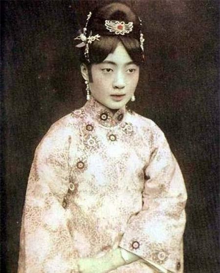 Số phận bi thảm của vị hoàng hậu Trung Hoa phong kiến cuối cùng: chồng dụ hút thuốc phiện, chết cô độc trong trại giam - Ảnh 3.