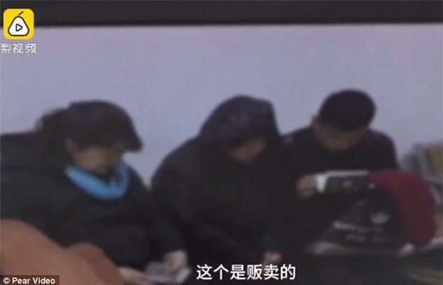 Thông đồng với bệnh viện, bố ruột tự tay bán con gái mới sinh cho đường dây buôn người - Ảnh 2.