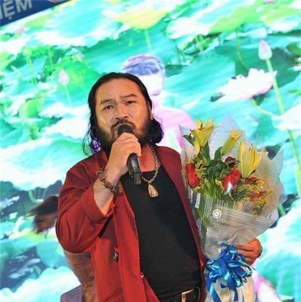 Từ vài năm trước, Lê Quang đã rẽ hướng sang lĩnh vực ca hát tự do và thường xuyên biểu diễn tại các sân khấu hội chợ, sự kiện. Tên tuổi của anh được khán giả miền Tây khá yêu mến. - Tin sao Viet - Tin tuc sao Viet - Scandal sao Viet - Tin tuc cua Sao - Tin cua Sao