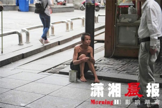 Người ăn mày khuyết tật tận tuỵ che ô cho cụ già chống nạng tập tễnh bước đi trong mưa gây xúc động mạnh - Ảnh 1.