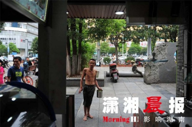 Người ăn mày khuyết tật tận tuỵ che ô cho cụ già chống nạng tập tễnh bước đi trong mưa gây xúc động mạnh - Ảnh 2.