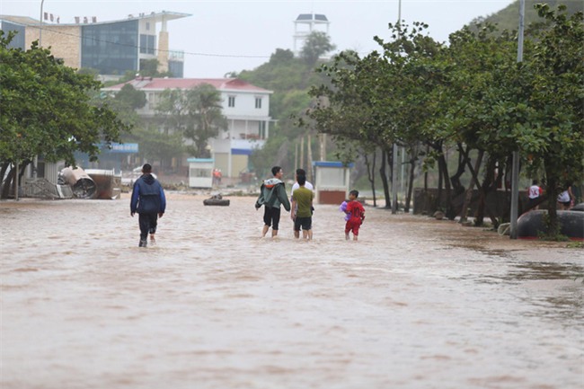 Bão số 10 quét qua, nhiều tỉnh thành ở Việt Nam thất thủ-2