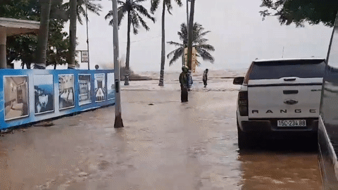 Bão số 10 quét qua, nhiều tỉnh thành ở Việt Nam thất thủ-5