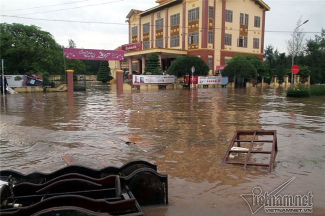 Bão số 10 quét qua, nhiều tỉnh thành ở Việt Nam thất thủ-9