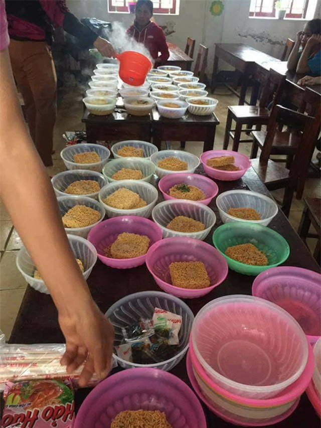 bua com dam bac ngay bao khien bao nguoi rung rung thuong ve mien trung - 4