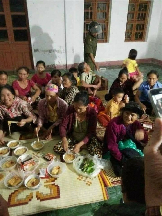 bua com dam bac ngay bao khien bao nguoi rung rung thuong ve mien trung - 6