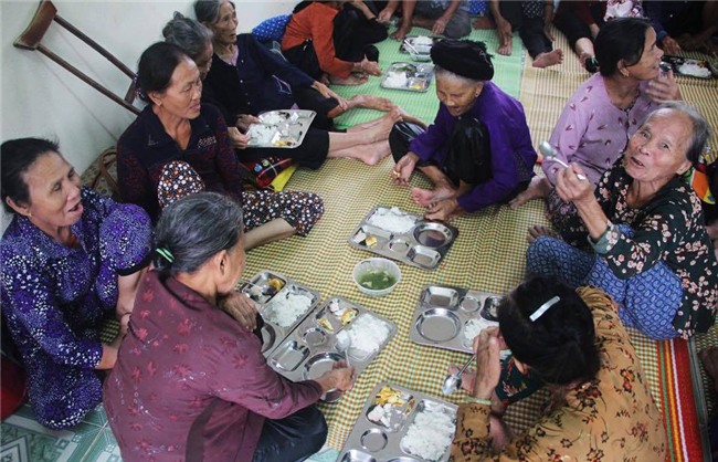 bua com dam bac ngay bao khien bao nguoi rung rung thuong ve mien trung - 8